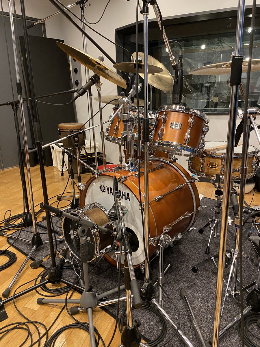 maenin's tweet photo. 昨日は馬頭琴美炎レコーディングでした。
ベースは山田章典、キーボードは清瀬祥吾、エンジニアは森重悟志、馬頭琴美炎、ドラム私、アシスタントはクロエさん。
完成が楽しみすぎます。
来月にはお届けできそうです。
お疲れ様でした！
#馬頭琴 #美炎 #yamahadrums #recordingcustom #studiomech https://t.co/jMjVPOQQhn