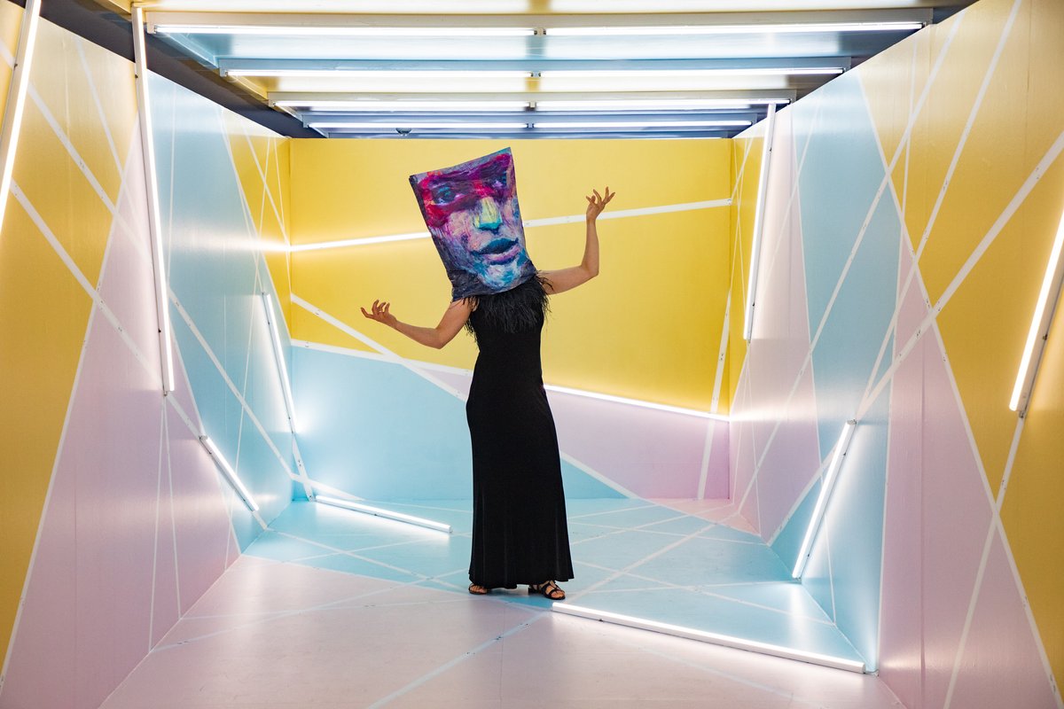 Feeling like a diva under a "Dropped Ceiling" by @marleen_sleeuwits at the Museum für konkrete Kunst during Ingolstädter weekend of museums 2020
#bagbabonds by <a href="/tatjanaleeart/">Tatjana Lee</a>
photo by Johannes Hauser #mkkingolstadt #mkk #meiningolstadt #socialmediaart