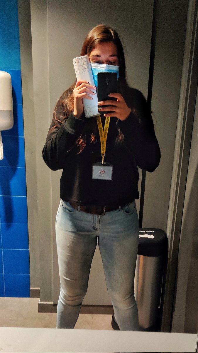 a_and_na's tweet photo. La gente normal subiendo fotos el día de su cumple: 💅💄🥰

Yo: https://t.co/HPOX4kImUX