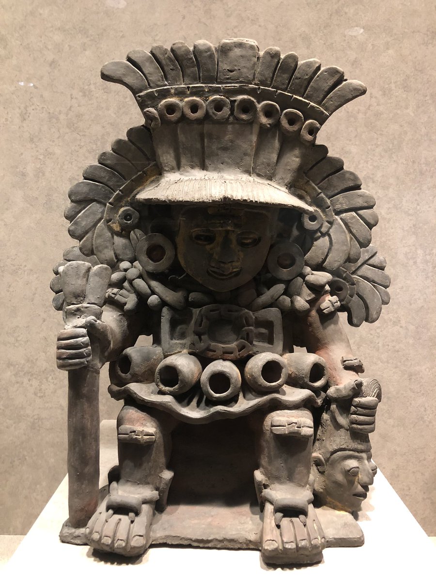 Urna vinculada al culto a la deidad de  Xipe Totec encontrada en Monte Albán, la longeva capital zapoteca de los Valles Centrales de #Oaxaca. Fue realizada entre el 200 y 500 d.C. justo cuando Teotihuacan estaba en su apogéo. Noten la cabeza decapitada y la máscara de piel humana