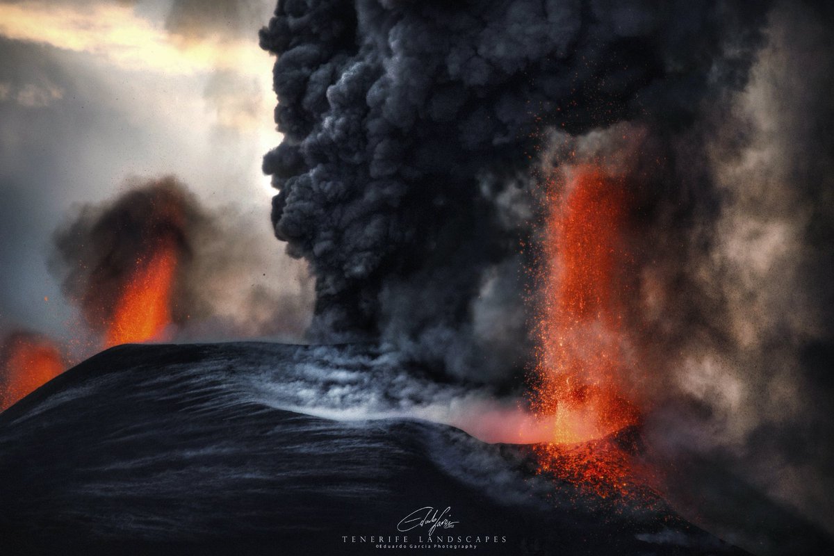 ©2021 Eduardo García.
<a href="/NatGeoEsp/">National Geographic España</a>  #volcan #VolcanoLaPalma #todossomoslapalma #volcano #VolcanoLaPalma <a href="/miguelguerratve/">Miguel Ángel Guerra</a> <a href="/natgeophotos_/">NationalGeographicEs</a> <a href="/NatGeoEspana/">National Geographic</a> <a href="/NatGeo/">National Geographic</a> <a href="/La1_tve/">La 1</a> <a href="/RTVCes/">RTVC</a> <a href="/telecincoes/">Telecinco</a> <a href="/A3Noticias/">Antena 3 Noticias</a> <a href="/VicenteVallesTV/">Vicente Vallés</a>