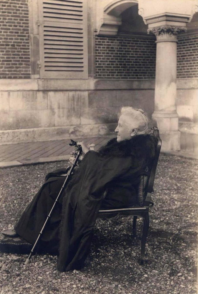 Isabel de Bragança (1846-1921) exilada no Castelo d’Eu, França, em seu último ano de vida, 1921. Arquivo pessoal.⁣
⁣
Em 14 de Novembro de 1921, há 100 anos, morria a princesa Isabel do Brasil, a mulher responsável pela assinatura da Lei Áurea.
