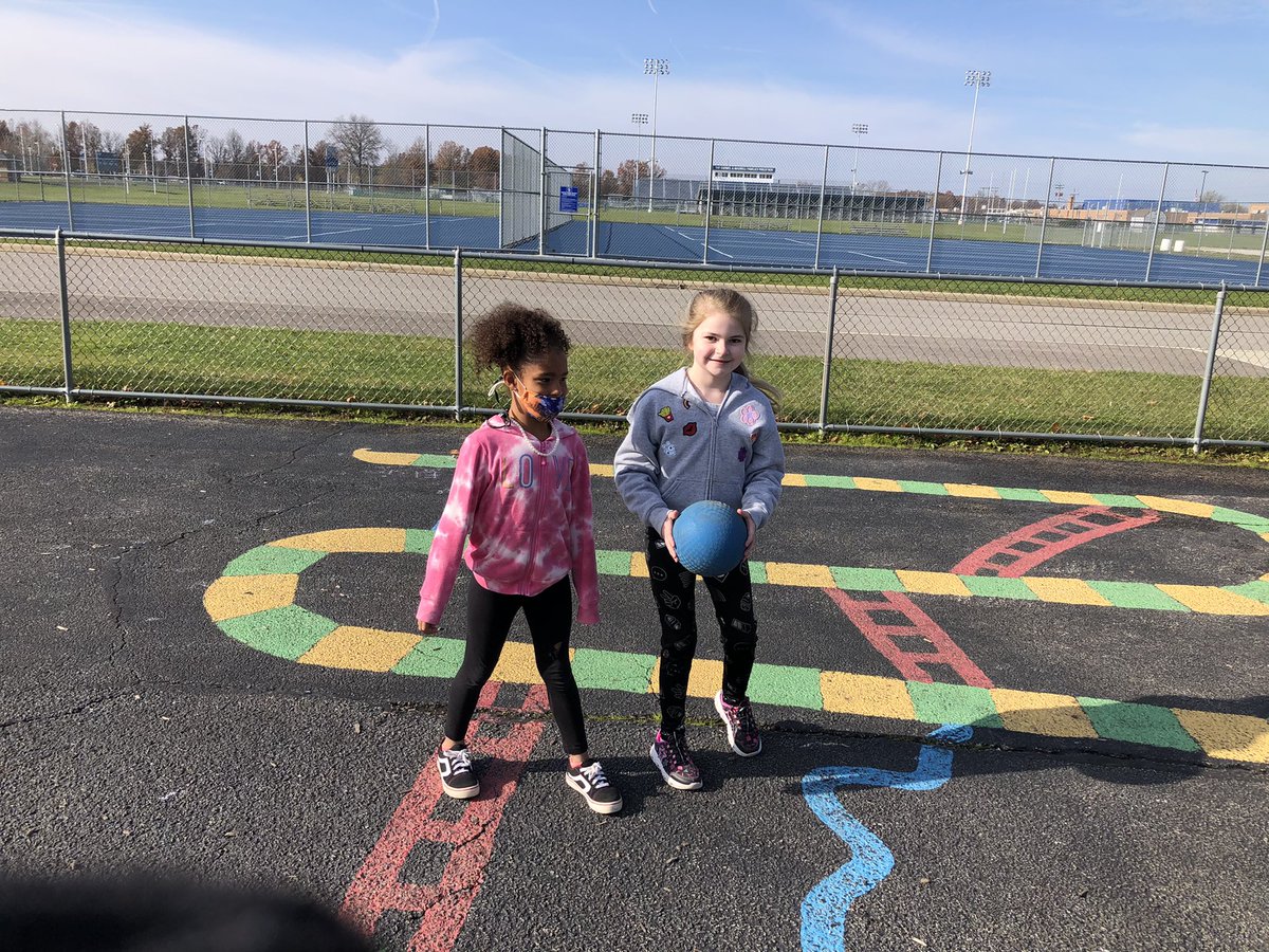 KiserClass's tweet image. We all enjoyed the sunshine during recess today! Felt good to get some fresh air. #WeAreMidview #RecessTime #AutumnAir