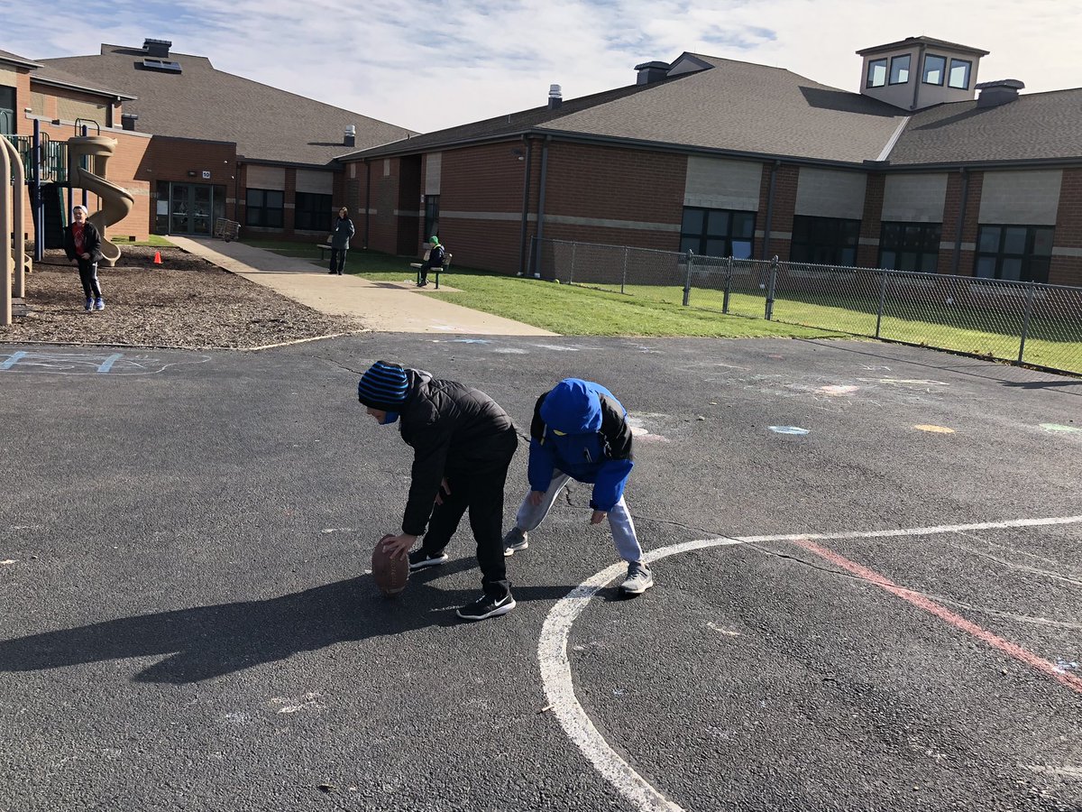 KiserClass's tweet image. We all enjoyed the sunshine during recess today! Felt good to get some fresh air. #WeAreMidview #RecessTime #AutumnAir