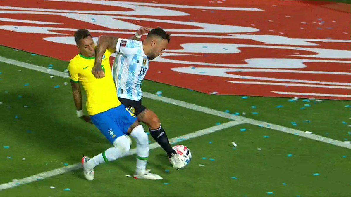 SportsCenterBR's tweet photo. ERA PRA VERMELHO? Otamendi acertou o braço no rosto de Raphinha! https://t.co/JaP4Ao5D6J