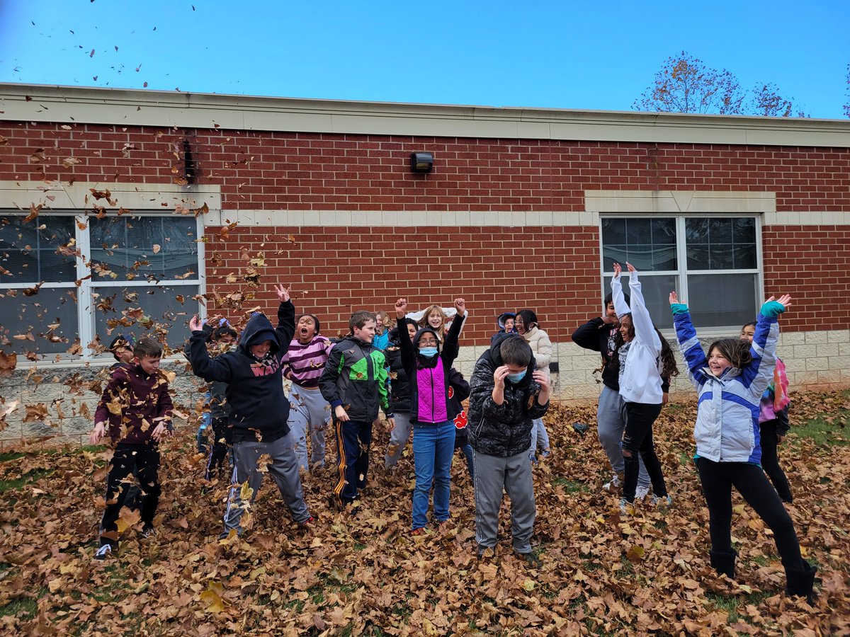 GregVeto92's tweet photo. @CountrysideElem fifth grade fall fun @BrandiMcRobert5 https://t.co/jYP0pFgtIE