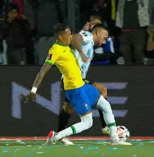 Pesgrau's tweet photo. Bizarro o Otamendi não ter sido expulso nesse lance, estão roubando o Brasil na cara dura! https://t.co/aHpxNnTIkV