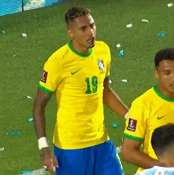 Pesgrau's tweet photo. Bizarro o Otamendi não ter sido expulso nesse lance, estão roubando o Brasil na cara dura! https://t.co/aHpxNnTIkV