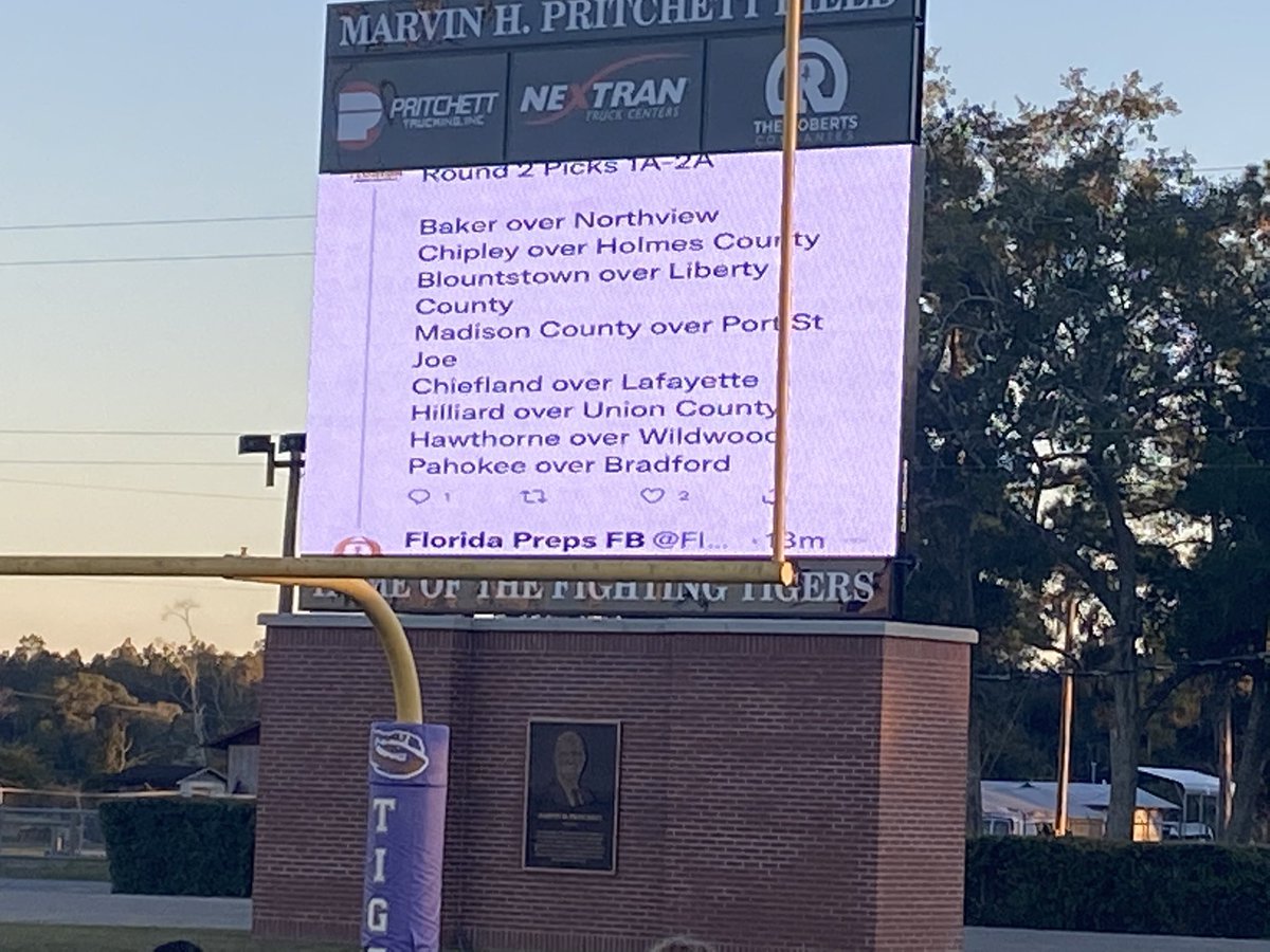 UCH_Football's tweet photo. 🤔 🤔  little something on the board during practice today! #Underdogs #Dangerfields https://t.co/Vu5X78L2yH