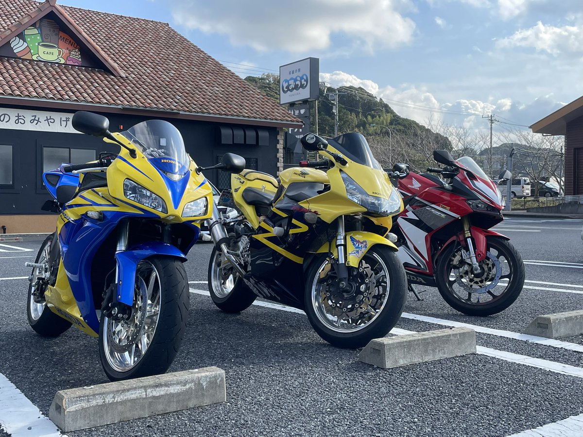yellowsc50's tweet photo. CBR🚥！

年式から排気量からみんな違うけど、みんなCBR
どれもいいバイクじゃんね
良い顔と良いお尻ぃ…

久々にご飯ツー、清く正しい休日のバイク乗りができてご満悦でした

#SC57
#SC50
#MC51 https://t.co/8M6tMOzukR