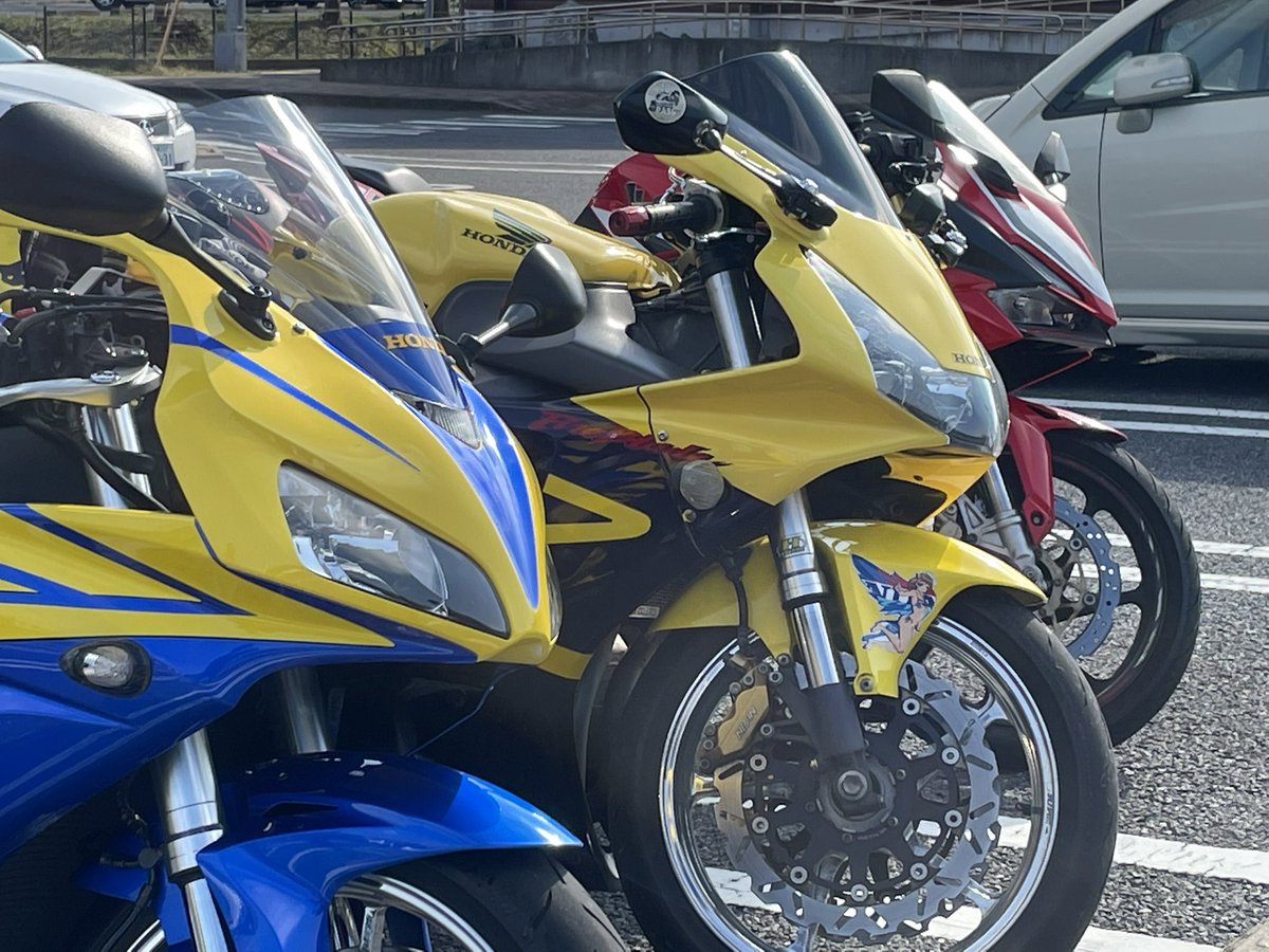 yellowsc50's tweet photo. CBR🚥！

年式から排気量からみんな違うけど、みんなCBR
どれもいいバイクじゃんね
良い顔と良いお尻ぃ…

久々にご飯ツー、清く正しい休日のバイク乗りができてご満悦でした

#SC57
#SC50
#MC51 https://t.co/8M6tMOzukR