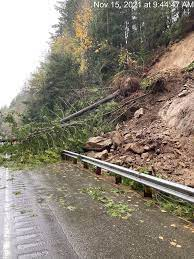 SprinceA's tweet photo. All NB 5 lanes remain closed south of Bellingham due to a massive landslide. Traffic will have to exit off at Nulle Rd.  No ETA https://t.co/wOwQJfWP9I