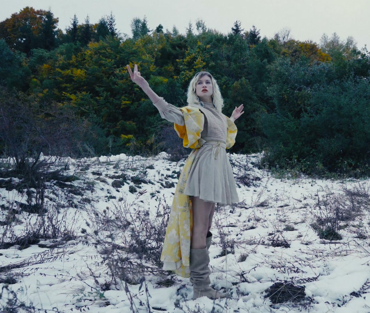 Seapora's tweet image. The Project Royale “Deserter” dance music video featuring the amazing dancer @emphis  is now live! Full video link below:
bit.ly/PRDeserter
Directed, produced, filmed, edited, choreographed, and styled by @emphis 
Musical artist @urpleeple and @seapora