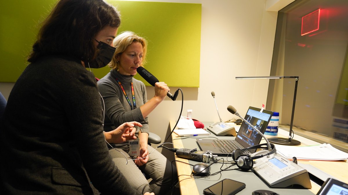UNDGACM_FR's tweet photo. 📽️On vous emmène #encoulisses !
Notre personnel est ici en plein travail sur une série de vidéos #multilingues concernant les services d'#accessibilité proposés par le DGACM pour garantir l'accès aux réunions de l'@ONU_fr👇
Pour plus d'informations➡️https://t.co/IbLSFURpQ5 https://t.co/fsxrSYPFn6