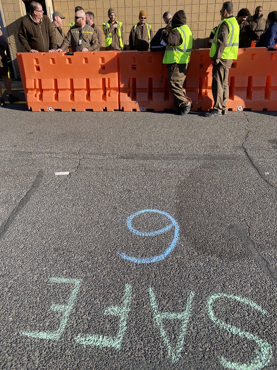 UPSManJohn's tweet photo. Today’s #GuardGateActivity focuses on what we practice all the time…#SafeSix as in space on all 6 sides of your vehicle. But it’s not just for driving, it’s for when you’re walking as well! Be aware of what’s on the ground & what’s at eye level. Read the sign above the door. https://t.co/iWgckxQxJH