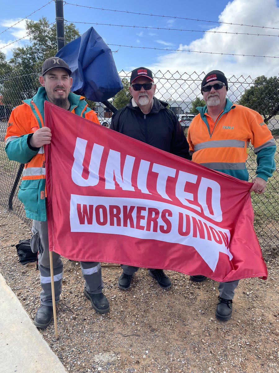 CatherineStory's tweet photo. Stanch and strong! @UnitedWorkersOz TOLL members in SA are #holdingtheline for fair pay &amp; #securejobs! I ❤️ joining members &amp; being part of courage in action - standing up to change our own lives. It makes my heart warm. Another day longer, another day stronger! @unionsaustralia https://t.co/Oe8UpCI0Bl