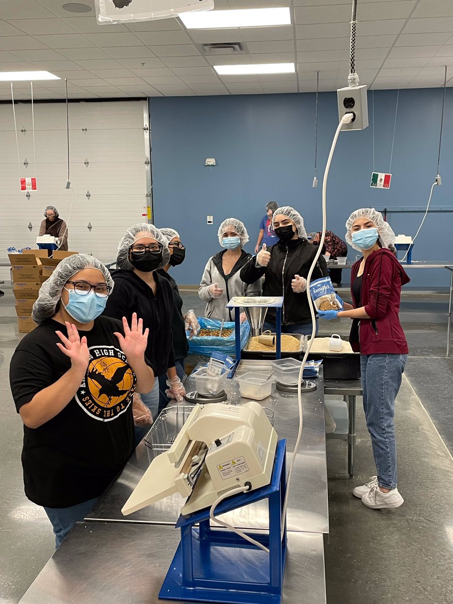 ksobieski212's tweet photo. It’s the season of giving and Key Club is giving back by volunteering at @fmsc_org #leydenpride @Zapata__Melissa https://t.co/EiO8AXlNjC