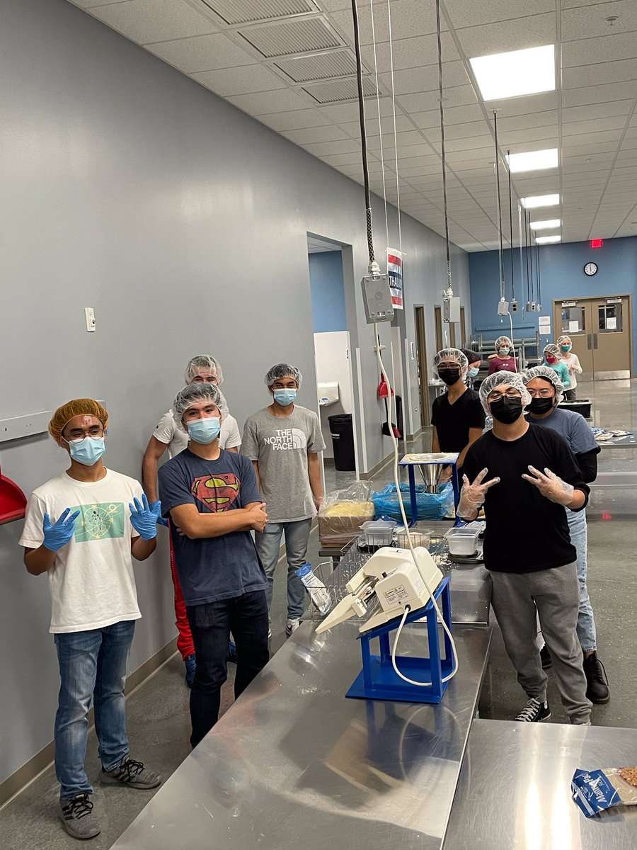 ksobieski212's tweet photo. It’s the season of giving and Key Club is giving back by volunteering at @fmsc_org #leydenpride @Zapata__Melissa https://t.co/EiO8AXlNjC