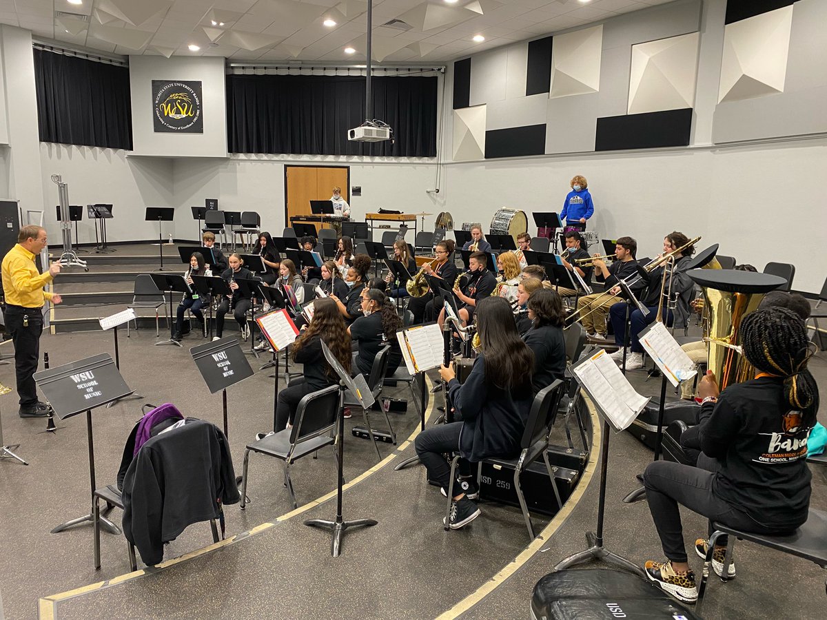 ColemanUSD259's tweet image. 8th grade band students had a great trip to WSU today! 🌾 They participated in a rehearsal with Dr. Oare and sectionals with WSU students. They also ate lunch at Shocker Hall and took a tour of the Ulrich museum. #OneSchoolManyStories #WPSProud #WPSIgniteLearning #WSUNOW