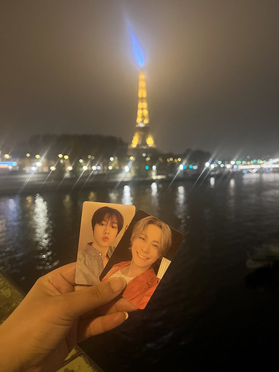 DdankongMoon's tweet photo. Just me and Ddankong wandering in Paris at night
#ASTRO #MOONBIN #YOONSANHA #아스트로 #문빈 #윤산하 #딴콩  @offclASTRO https://t.co/oWrjt4ATZw