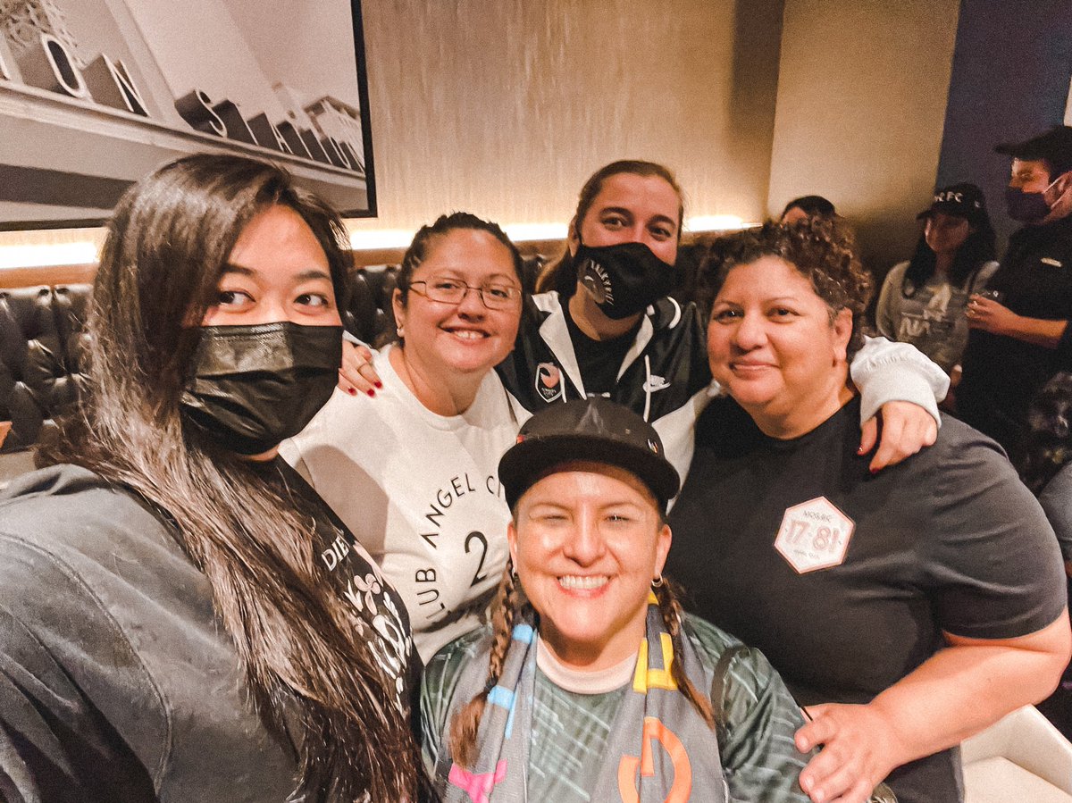 ACPandemonium's tweet photo. we have one (1) normal picture and it is of course because our besties @AC_Valkyries and @Mosaic1781 were there to keep us calm🤪 https://t.co/srrdDO6Wtz