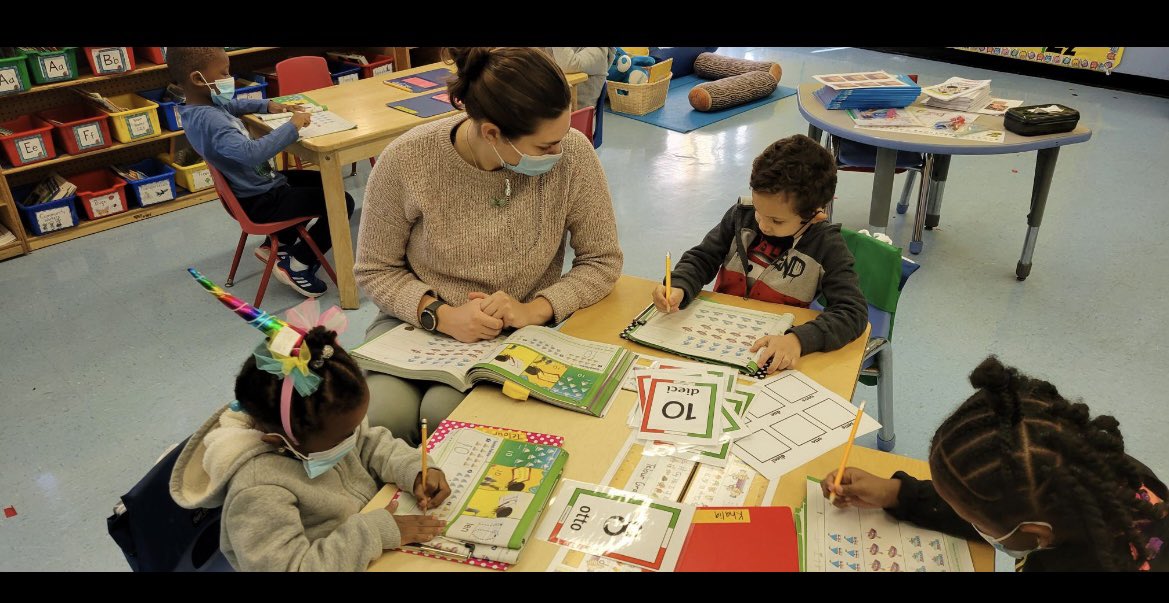 YDMA_PS242's tweet photo. Students in our Kindergarten #Italian #DualLanguage class work in small groups with our #Italian teacher Ms. Perniciaro during their #math lesson. @ruxdanika @christineloug14 @NycDistrict3 @NYCSchools @BilingualItali1 @ItalyinNY @iace_language @Matteosmummy @BeneScaMou @ffaddany https://t.co/bCWZ7j1Yua