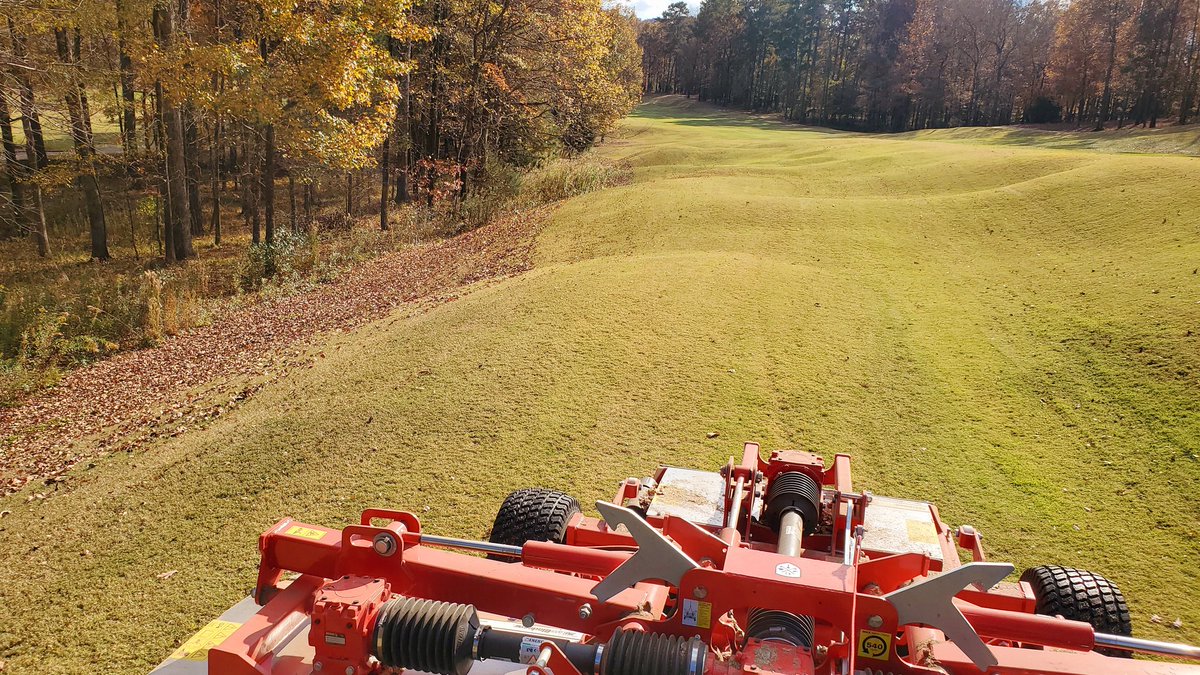 standardkev's tweet photo. Pretty good little mulching mower there @FScottHerron! #TheLegacyCourse #LeafSeason @TrimaxMowers https://t.co/EfAsz1xxvk