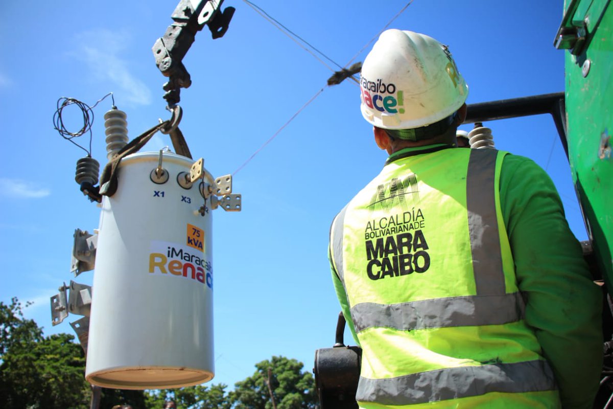 DPublicos's tweet photo. Luz y alegría para San Isidro
Seguimos avanzando con el Plan de Sustitución de Transformadores. Ahora las familias del sector Curarire cuentan con un nuevo equipo de 75 Kva que mejora su servicio eléctrico y les brinda bienestar. ¡Juntos es posible!

¡Con Vos, haremos más! https://t.co/RA61xZ0hfY