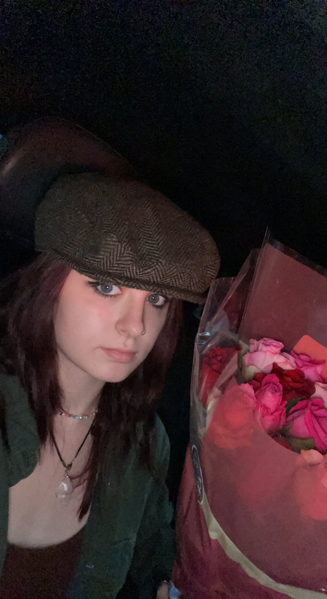babyteeeef's tweet photo. got my mom flowers #realgirlboss https://t.co/c0JrSPNarx