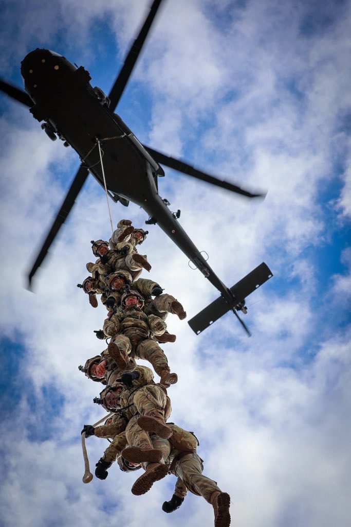 TheRakkasans's tweet photo. The Rakkasans conduct Special Patrol Insertion/Extraction System (SPIES) training with the 101st CAB and TSAAS in the Ft. Campbell Training Area Nov. 14. The training is to familiarize Soldiers with aircraft operations and to increase air assault readiness #lethaleagle https://t.co/fHMFgLqg5H