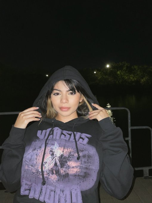 My trusty Versus Enigma sweater keeping me warm on a chilly walk🖤  𝐆𝐞𝐭 𝐲𝐨𝐮𝐫𝐬 𝐟𝐨𝐫 𝟏𝟓% 𝐨𝐟𝐟 𝐮𝐬𝐢𝐧𝐠  𝐜𝐨𝐝𝐞:<a href="/tag/selenaquintanilla"class="tags"><span>#selenaquintanilla</span></a>