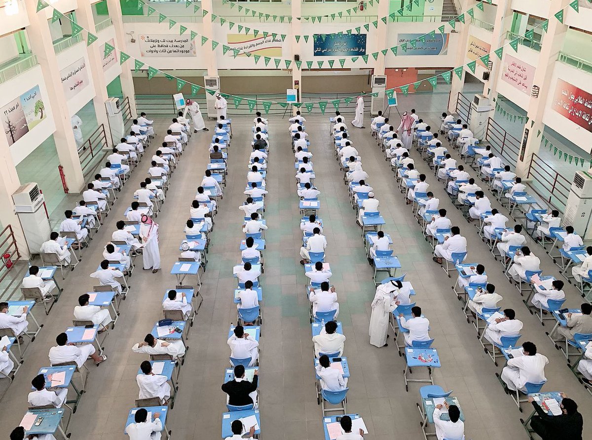 مدير عام #تعليم_جده يتابع سير الاختبارات ، ويشيد بجهود إدارات المدارس والمعلمين والمعلمات والكادر الإداري بها في توفير الأجواء المناسبة لأداء الاختبارات وتطبيق الاحترازات الصحية ، ويثمن دور الشراكة الفاعلة بين المدارس والأسر في دعم وتهيئة الطلاب والطالبات خلال أيام الاختبارات .