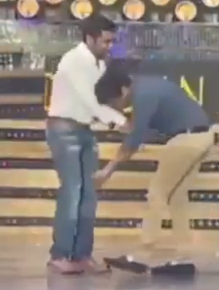Freeky_offl's tweet photo. The way he respects our @Suriya_offl anna on onscreen and offscreen❤️🔥

#WeStandWithSanthanam #EtharkumThunindhavan #WeStandWithSuriya #JaiBhim https://t.co/yVtPmGu20B