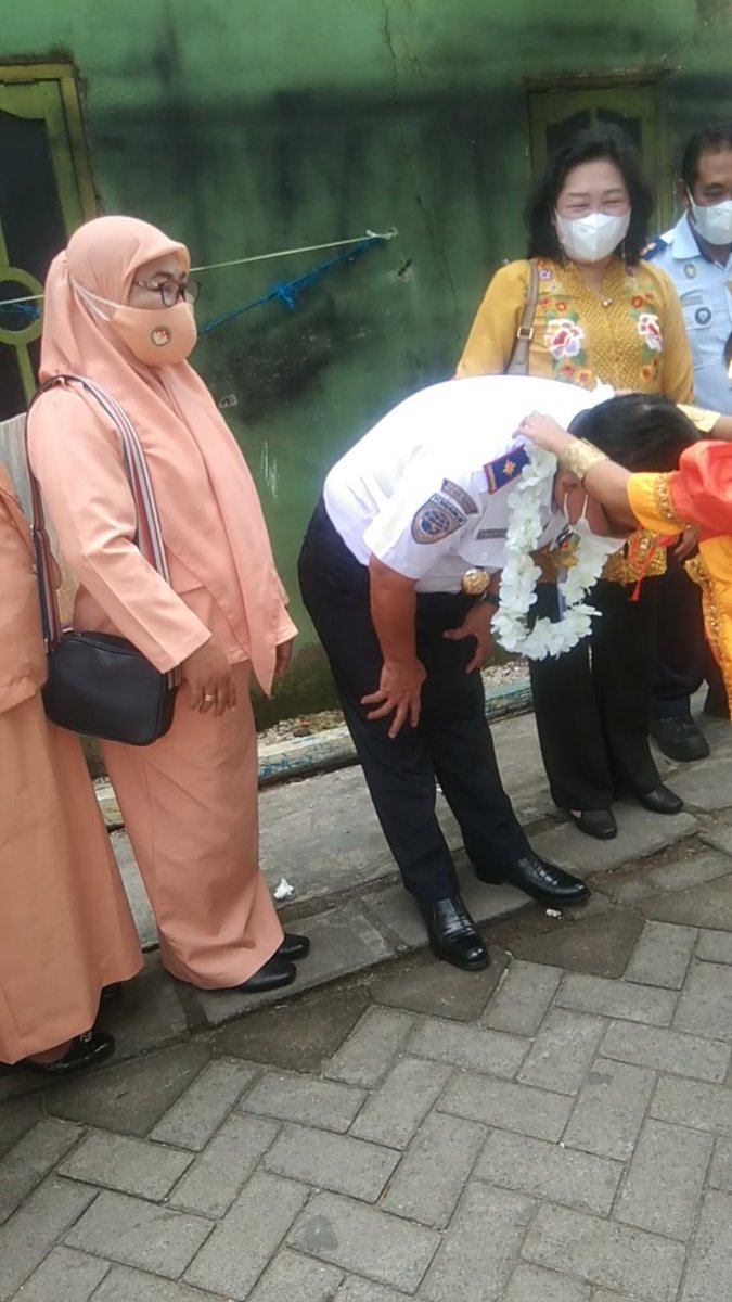 DisnavMakassar's tweet photo. #KawanLaut. Sudut Baca, 16/11/2021 Kadisnav Kls I Makassar dan Ketua DWP lakukan kunjungan ke TK.Insani School untuk memberikan bantuan berupa peralatan, buku tulis, dan lain-lainnya. Penyerahan tersebut langsung oleh Kadisnav Taufiq Mansyur yang didampingi Ketua DWP Merry Meike. https://t.co/zvrEXRwNrQ