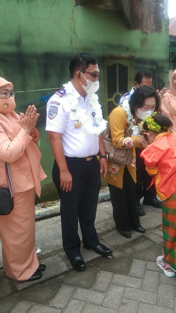 DisnavMakassar's tweet photo. #KawanLaut. Sudut Baca, 16/11/2021 Kadisnav Kls I Makassar dan Ketua DWP lakukan kunjungan ke TK.Insani School untuk memberikan bantuan berupa peralatan, buku tulis, dan lain-lainnya. Penyerahan tersebut langsung oleh Kadisnav Taufiq Mansyur yang didampingi Ketua DWP Merry Meike. https://t.co/zvrEXRwNrQ