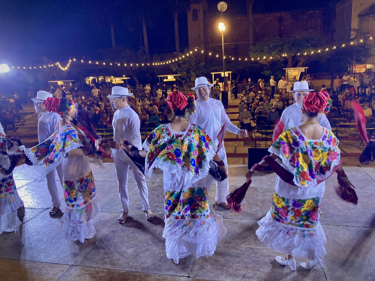VisitMeridaMx's tweet photo. ¡Inicia el Tianguis Barrio Santa Ana! 🎉✨

Del 16 al 19 de noviembre ven a disfrutar de unos deliciosos panuchos y salbutes en el mercado de Santa Ana, conoce a la comunidad artesanal de Mérida, observa el videomapping y escucha las mejores canciones del recuerdo 💕 (1/2) https://t.co/DXKBrrnkix