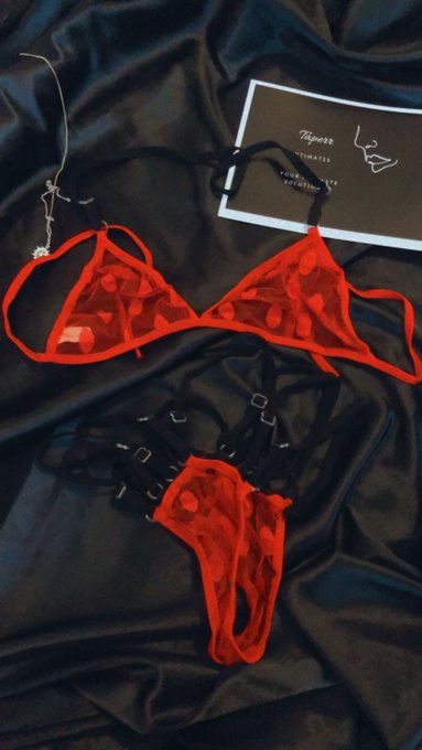 vigilanceblues's tweet photo. #LETSETTLETHISONCE 
ladies help me to choose, i wanna buy (it's a surprise) for mamkhe. Which one would you go with?  😩😋 https://t.co/908lakoFZL