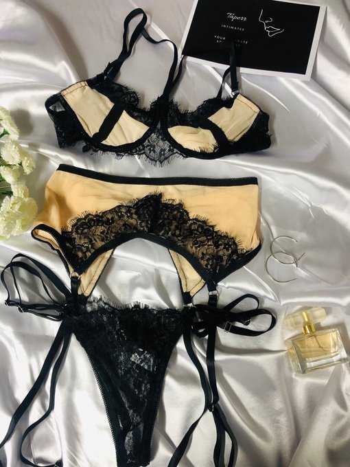 vigilanceblues's tweet photo. #LETSETTLETHISONCE 
ladies help me to choose, i wanna buy (it's a surprise) for mamkhe. Which one would you go with?  😩😋 https://t.co/908lakoFZL