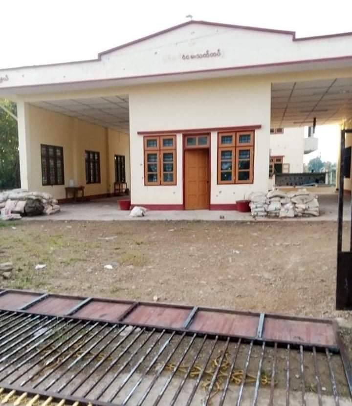 Thet1391's tweet photo. Massive SAC raided a PDF camp in Moebye,Shan State&amp;fired artillery shells &amp;3PDF members got injured&amp;1 in critical condition.Nearby houses were destroyed.SAC also fired heavy artillery shells into 6th mines village tract. #Nov17Coup #WhatsHappeningInMyanmar https://t.co/tgwqFVoSti