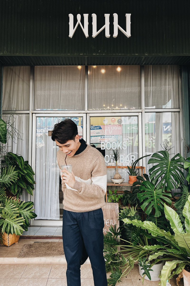 snap_asap's tweet photo. 📍 พนม บุ๊คสโตร์
ร้าน slow bar ใจกลางเมืองนครพนม เป็นร้านที่เหมาะกับการมานั่งอ่านหนังสือ จิบกาแฟชิลๆ ร้านนี้มีกาแฟให้เลือกหลายรูปแบบมาก และที่สำคัญร้านนี้มี matcha latte ที่บอกเลยว่าคนที่มาที่นี่ไม่ควรพลาด ! https://t.co/JrABKayHQy