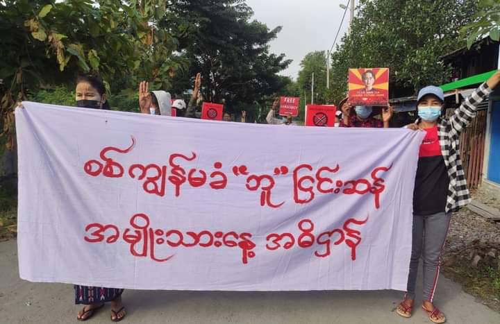 Thet1391's tweet photo. Locals of Kalay Tsp staged a marching strike in defiance of Genocidal Dictatorship as 283rd consecutive days of strike &amp; demanding for the immediate fall of Terrorists Military. LEGALIZATION OF NUG #Nov17Coup    #WhatsHappeningInMyanmar https://t.co/ubhxkqr33s