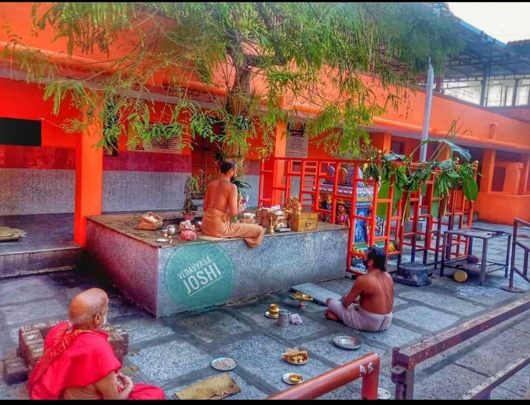 GuttalPguttal's tweet photo. ಧಾತ್ರಿ ವೃಕ್ಷದ ಕೆಳಗೆ ಶ್ರೀಮೂಲರಾಮದೇವರ ಪೂಜೆ - ತಿರುಕೋಯಿಲೂರು. #dhatri https://t.co/7rJ7p7FBeu