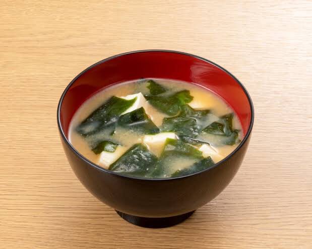 JS_Meebun's tweet photo. [11:45] สปาเก็ตตี้ผัดพริกแห้ง และ ซุปมิโซะ สำหรับ 1 คนวางอยู่บนโต๊ะ เด็กหนุ่มนั่งลง แล้วประกบมือทั้งสองข้าง!

“ทานแล้วนะครับ”

พูดจบก็ลงมือทานอาหารตรงหน้าทันที เขาทานอย่างสงบสุขด้วยรอยยิ้ม ไม่ได้สนใจคนรอบข้างเท่าไรนัก คงกะไว้ ว่าท้องอิ่มแล้ว ค่อยเริ่มทำอะไรต่อก็เป็นได้ https://t.co/hDTopubIP3