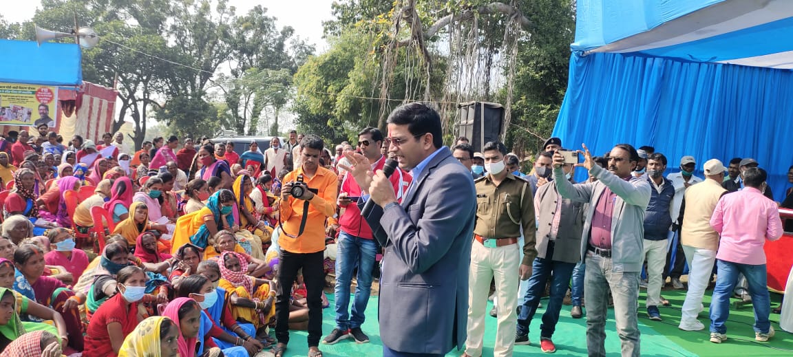 DC_Ranchi's tweet photo. रांची में "आपके अधिकार आपकी सरकार आपके द्वार" का शुभारंभ कुच्चू,ओरमांझी से किया गया | इस कार्यक्रम के द्वारा आमजन को सरकारी योजनाओं के प्रति जागरूक कर उन्हें योजनाओं से प्रतिदिन जोड़ा जाएगा एवं एक जनशिकायत निवारण प्रणाली स्थापित की जाएगी| 
#आपकेअधिकार_आपकेद्वार
@HemantSorenJMM https://t.co/O1QhYn7QWu
