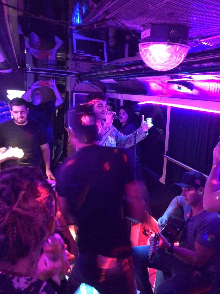 Eu que já coloquei <a href="/jaoromania/">Jão</a> pra cantar num busparty (era job) tô mega feliz com o q esse moço tem feito e pelo q vai fazer! #jaonotiktok