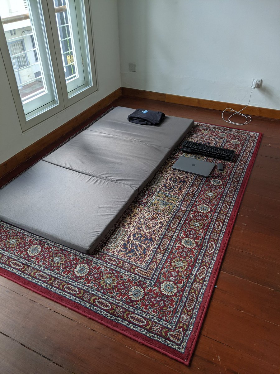 Tristan0x's tweet image. Peak crypto living.
No physical possessions but a trusty rug to sleep on (rugged 4 lyf), an @FTX_Official hoodie that doubles as a pillow, a laptop (w/ Rust compiler ofc) and mechanical keyboard (max WPM for CT shitposting).
Everything else in NFTs or earning yield on #Solana.