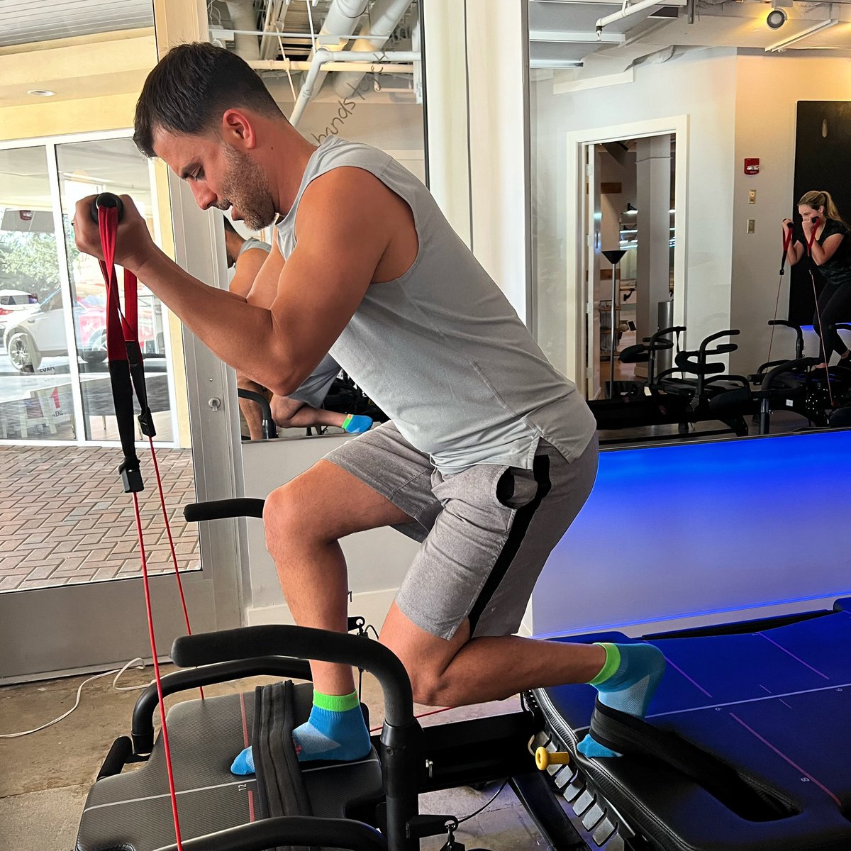 ENDO50fitness's tweet photo. Strength in that 90 degree angle! #feeltheburn #lovethesocks
.
.
.
#endo50 #verobeach #florida #instagram #tuesdayvibe https://t.co/vpIV0BAQaB