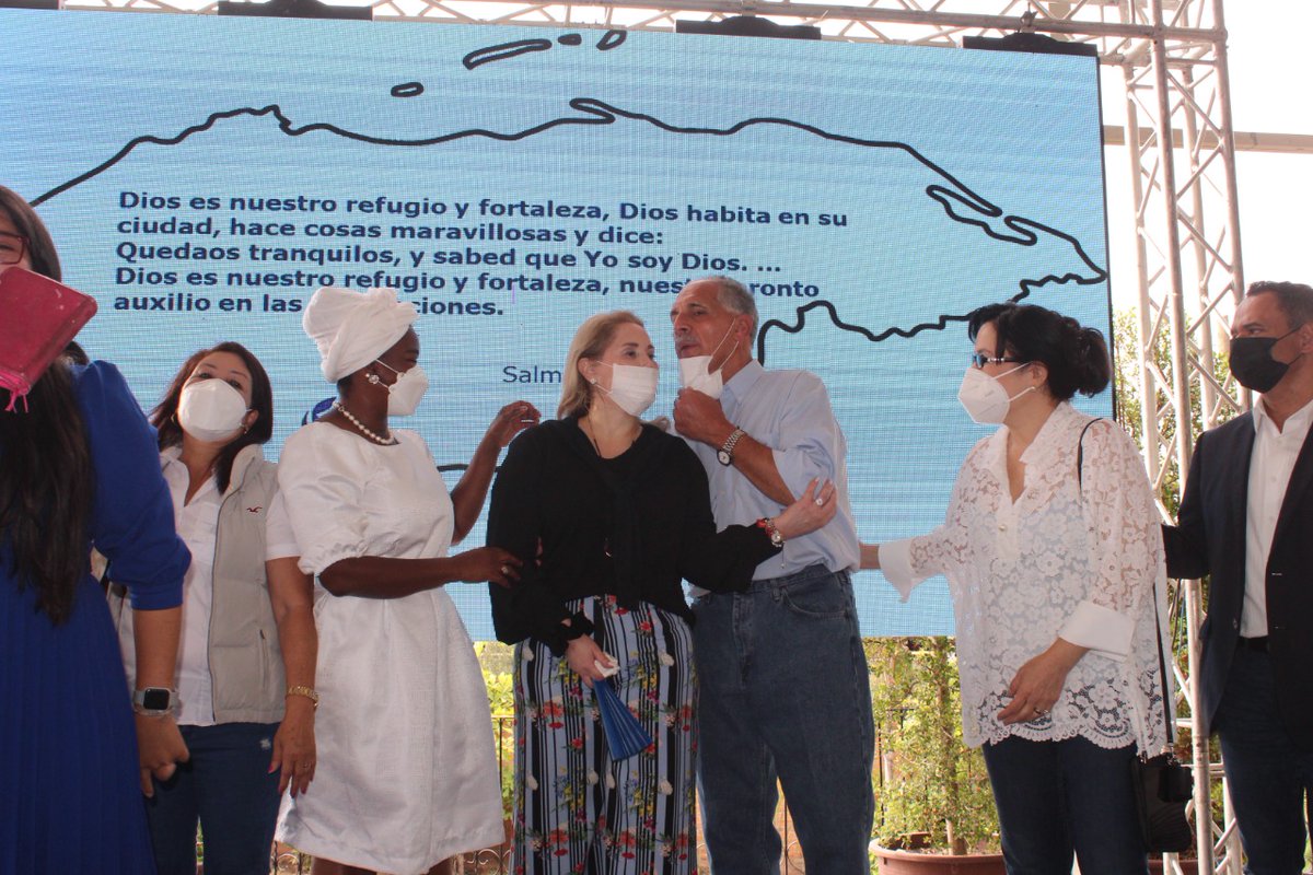 UnidadMujeres's tweet photo. La unidad de la #MujerNacionalista se vio reflejada en la jornada de oración por la paz de Honduras. https://t.co/newAXTP1V1