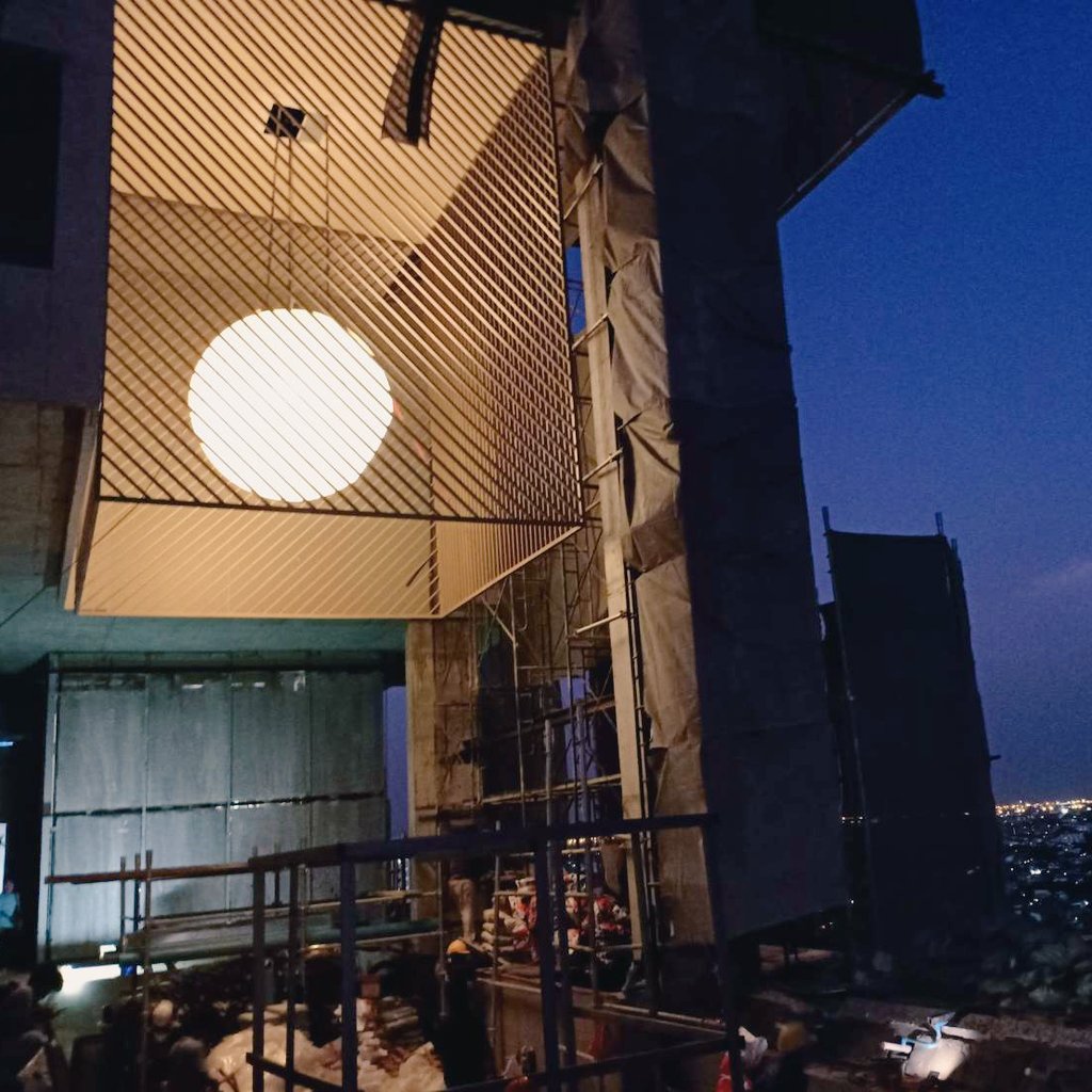 Fahladao1's tweet photo. The moon is never out of reach, And the moon light is always on at night never cheat on us. 
Cr.Noir 

#lightingart #lightsculpture #lightinstallation #lightingdesign #oxxostudios #metaverse #architecturallighting #artist #designer https://t.co/QvN0BpJcBk
