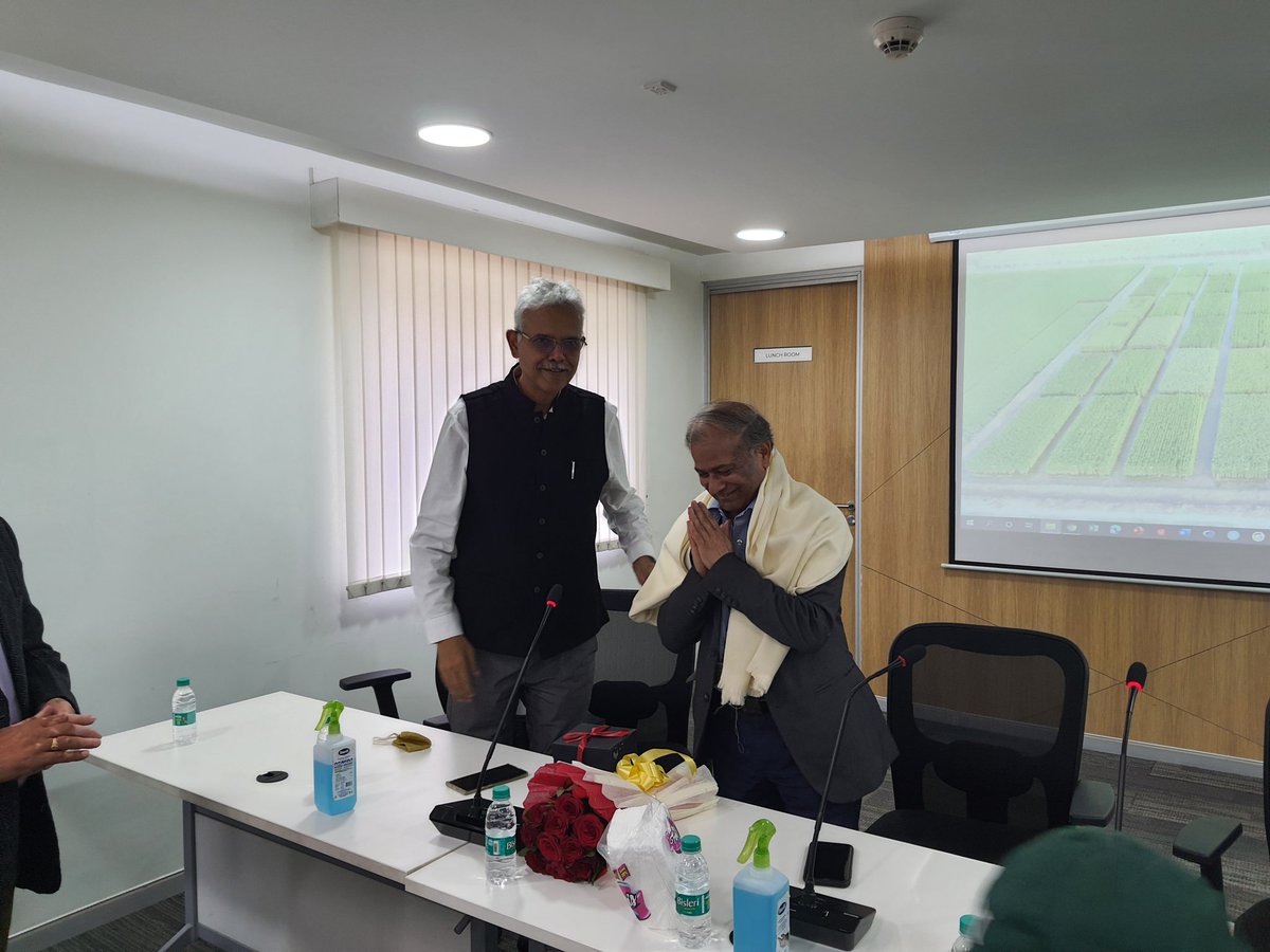 Dr.A K Singh, DDG - Horticulture @icarindia paid a visit to the @IrriAsia and interacted the #CapDev training participants from Bihar, India under #ClimateResilientAgriculture. He was welcomed by Director - ISARC @Sudhanshu_IRRI.